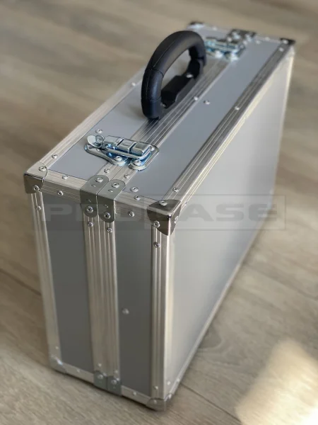 Кофр алюминиевый с пистолетом